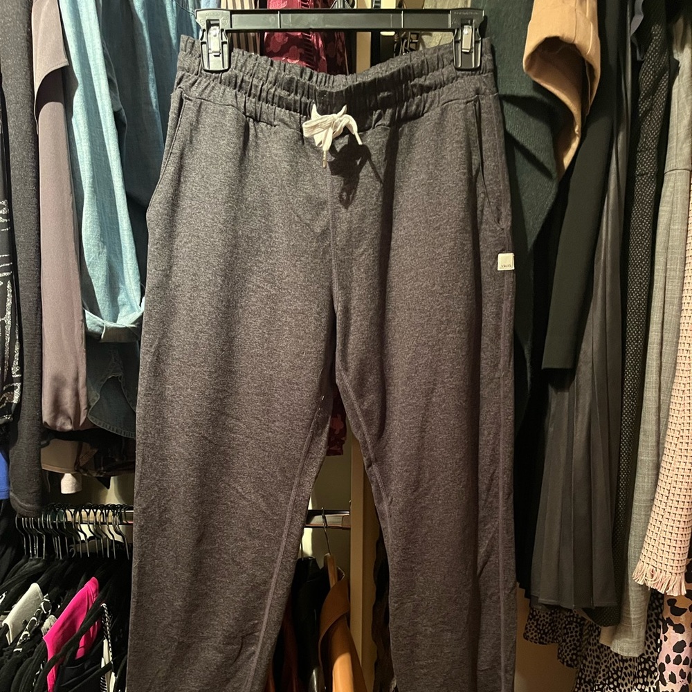 Vuori mid-rise performance jogger size small charcoal color